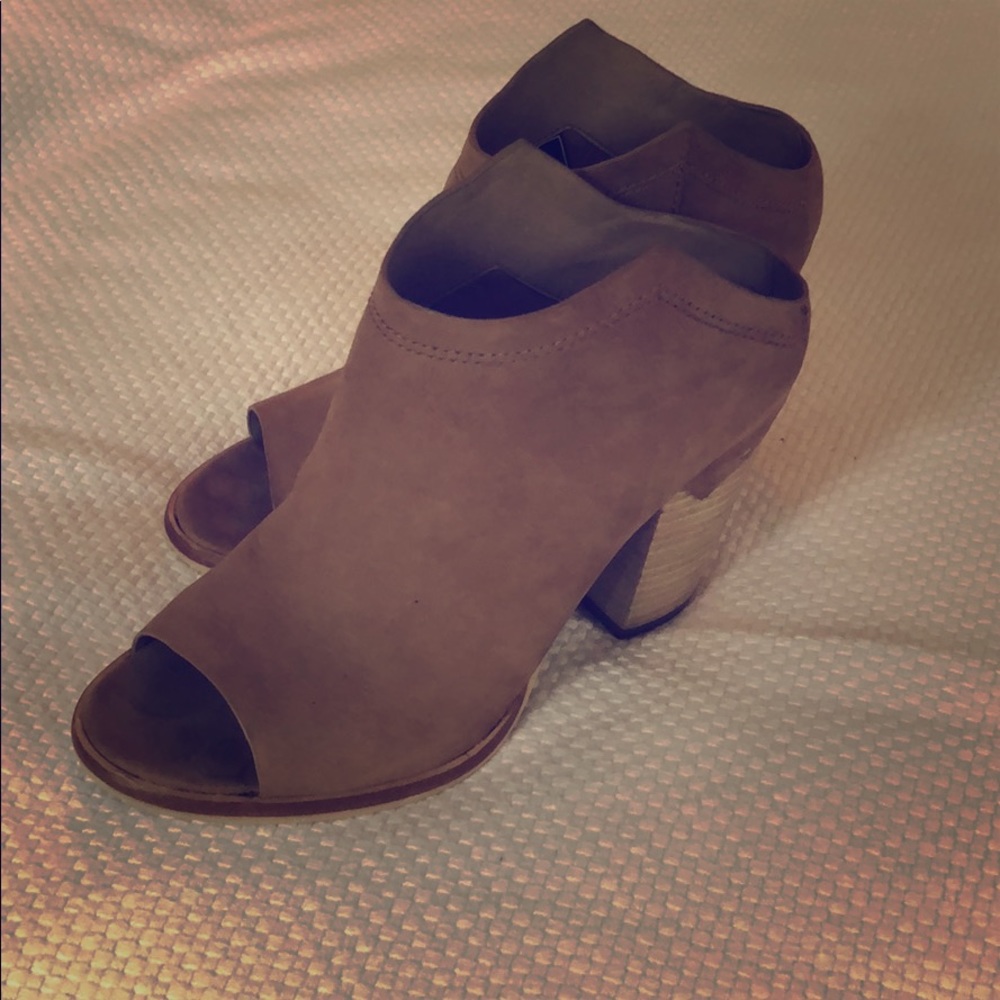 Tan/brown heeled booties